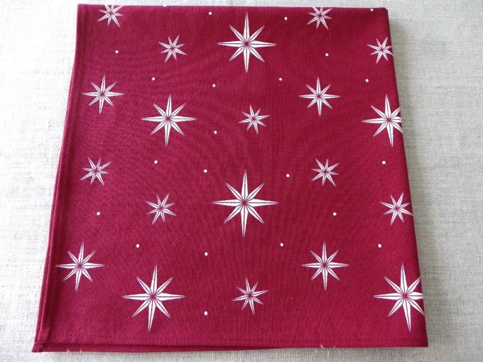 Furoshiki emballage cadeau lavable réutilisable rouge foncé bordeaux blanc étoiles tissu recyclé