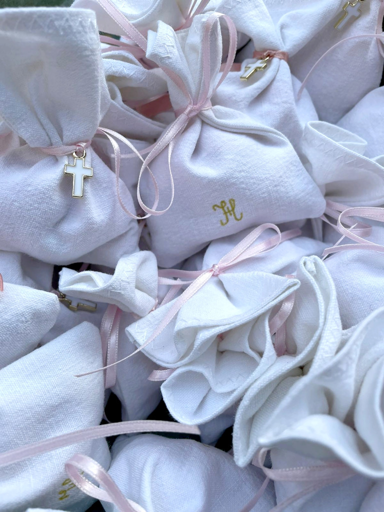 Sachets en coton blanc ancien et petite croix émaillée blanche.
Baptême d'Hortense 2021.
Photo et composition : Florence (Bordeaux)
