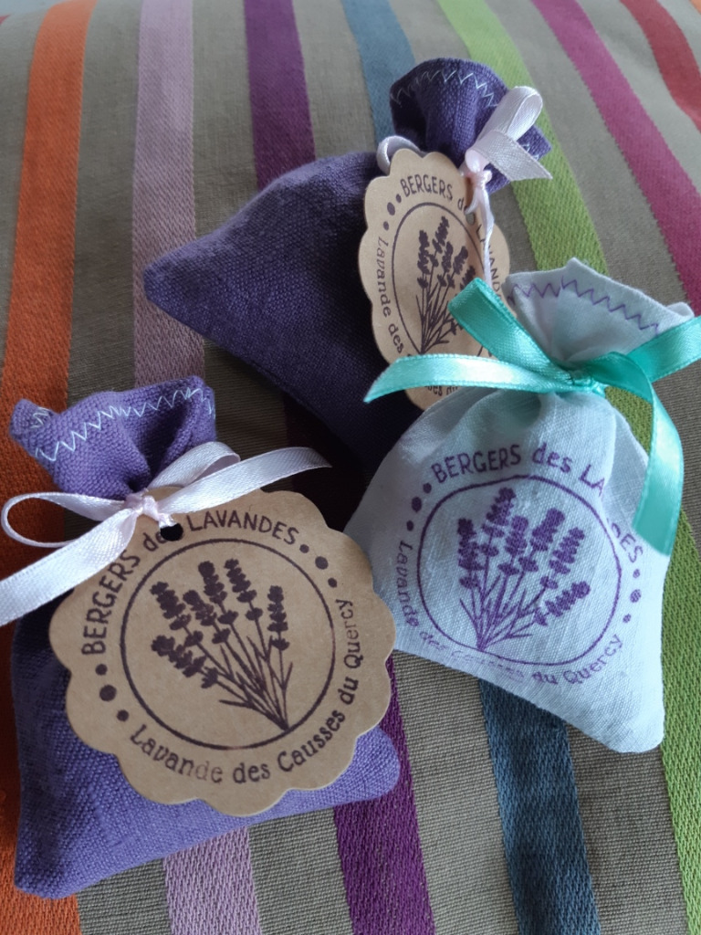 Sachets en lin ancien fin et en chanvre moderne teinté mauve.
Entreprise 'Bergers des lavandes'.
Photo et composition : Anne (Soulomes)
