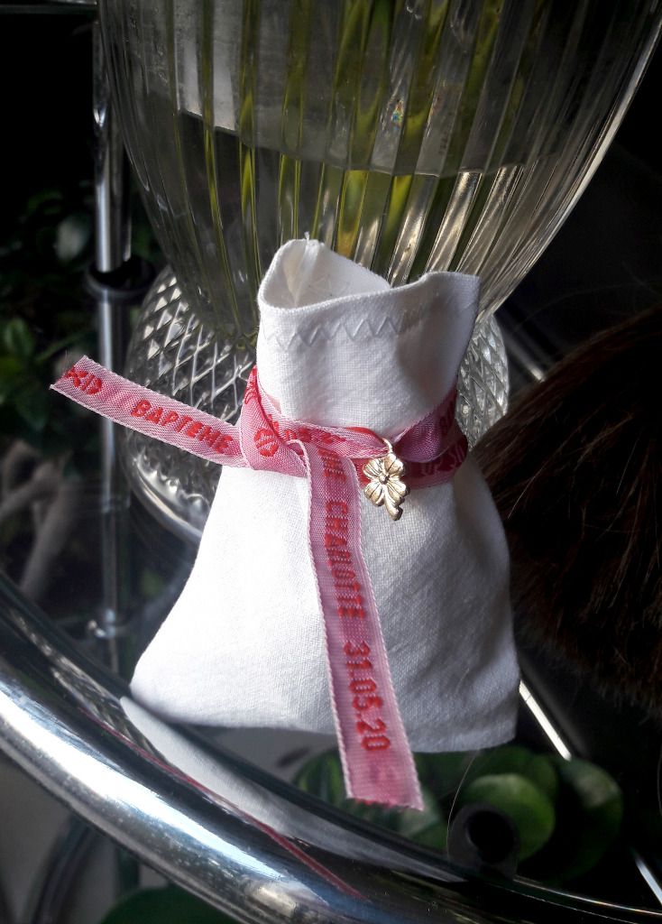 Sachets en coton blanc ancien.
Baptême de Charlotte 2020.
Composition et photo : Cécile (Saint Maur des Fossés)