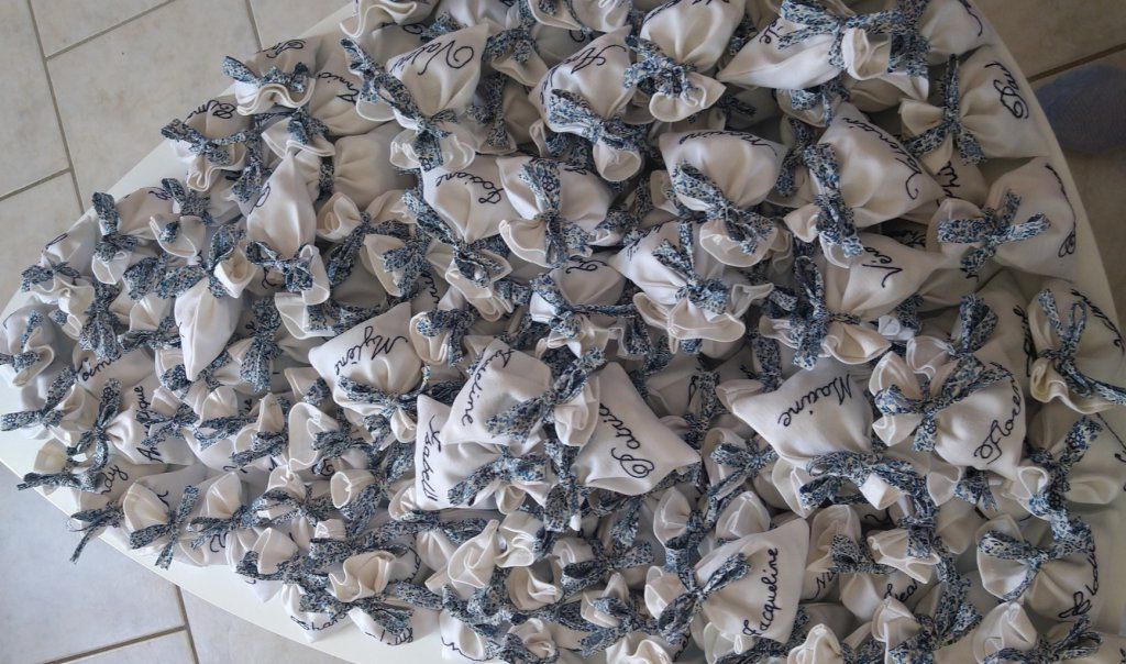 Sachets en coton blanc ancien (épais). Mariage Claire et Cyrille 2019. Le prénom de chaque convive a été brodé à la main par une amie de la mariée. Composition et photo : Claire (Yerville)
