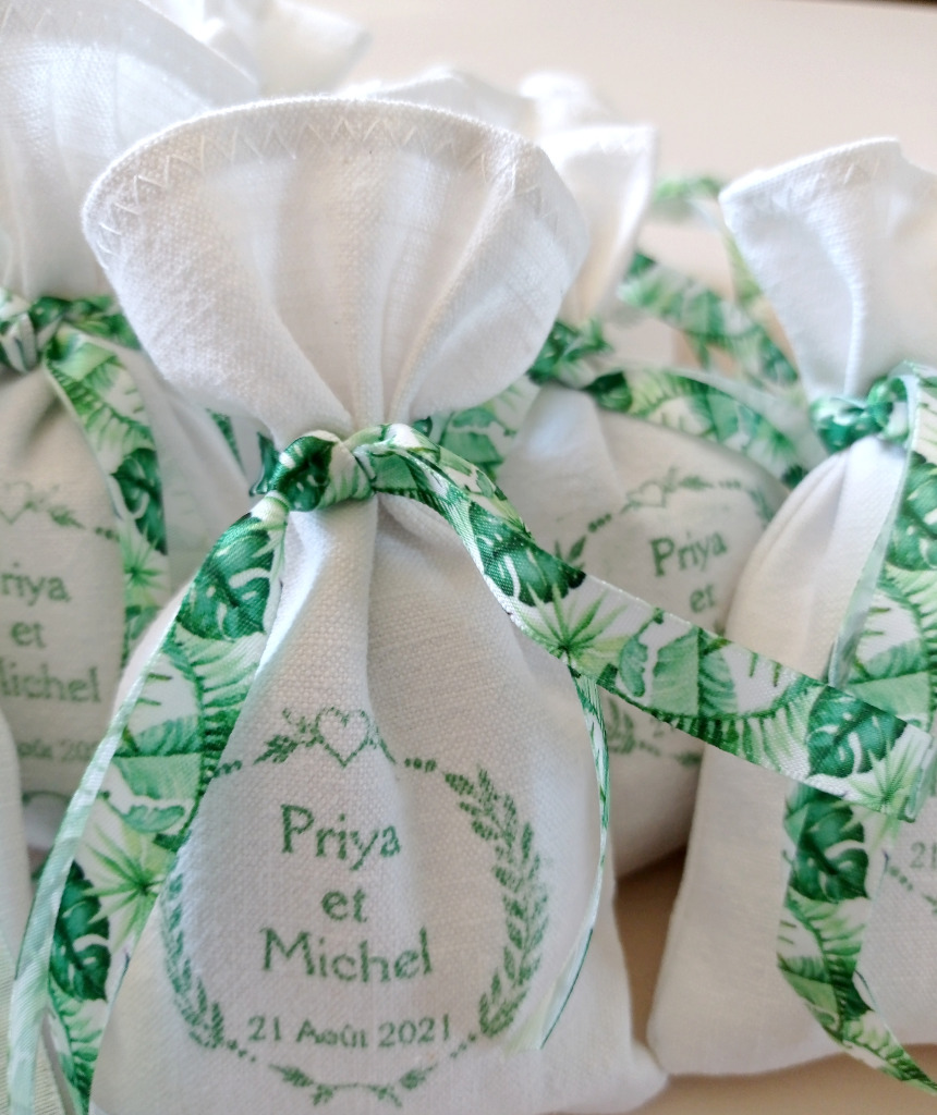 Sachets en coton ancien blanc 8x13 cm. Remplis de caramels au beurre salé.
Mariage de Priya et Michel 2021.
Photo et composition : Michèle et Christophe (Rennes)