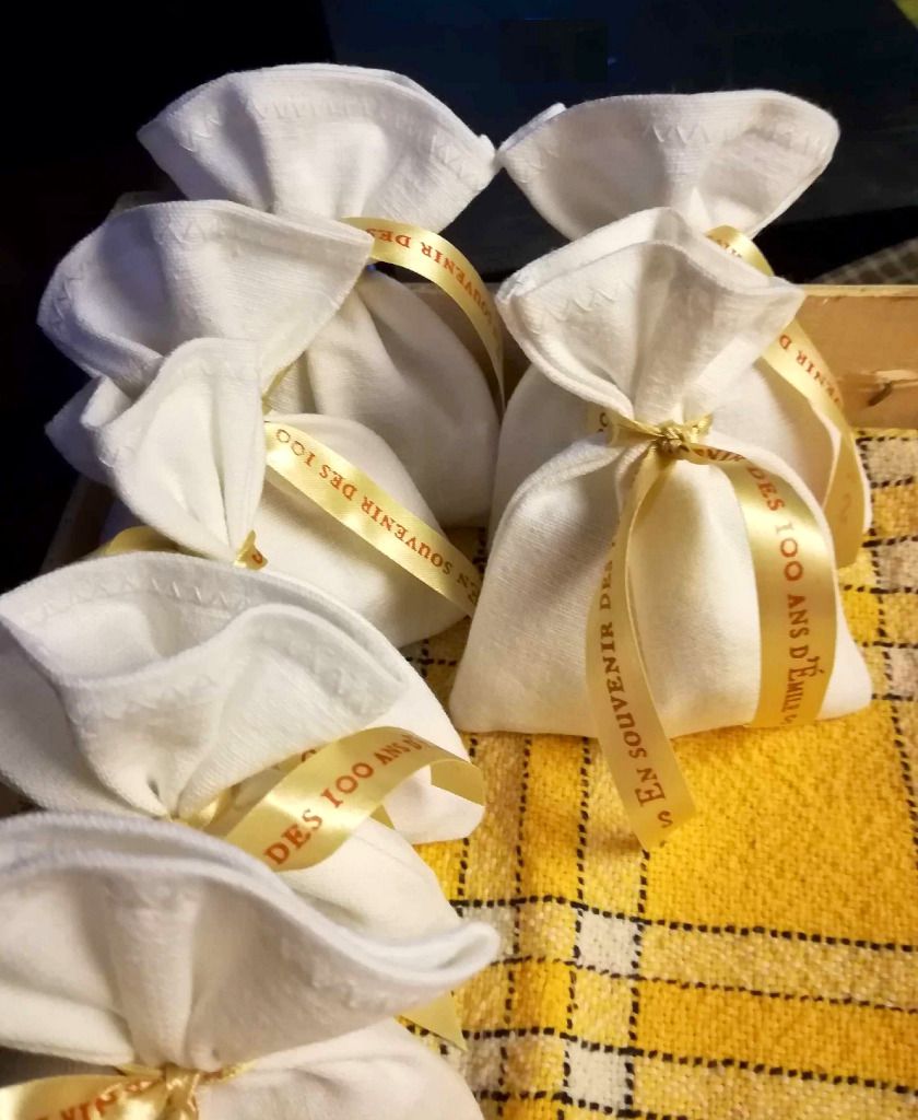 Sachets en coton blanc ancien.
Anniversaire Emile 2019 : 100 ans !
Photo et composition : Florence (Roanne)