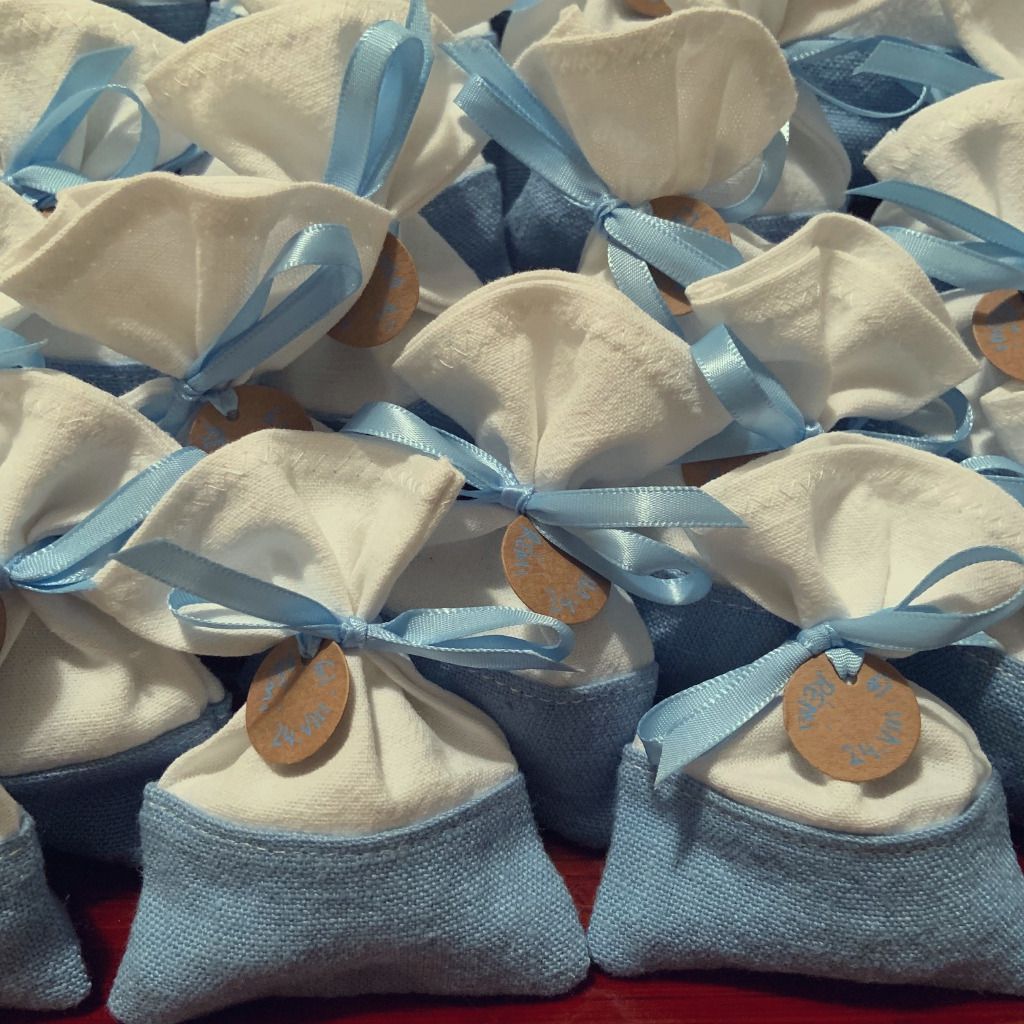 Sachets en coton blanc ancien et en chanvre teinté bleu.
Baptême de Rémi. 2019.
Composition et photo : Céline (New-York)