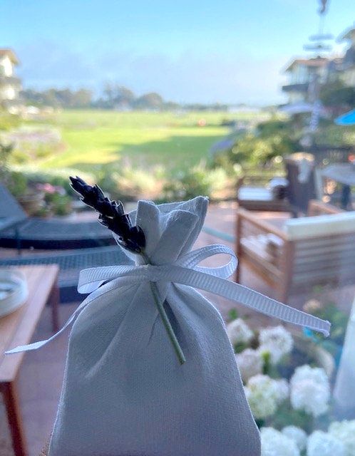 Sachets en coton blanc ancien.
Pour sa production de lavande.
Photo et composition : Jeani (Californie)