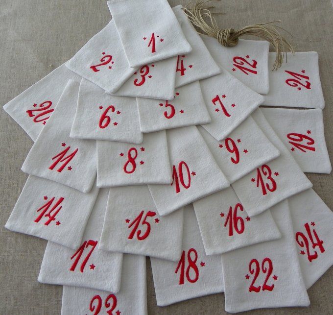 Calendrier de l'avent 24 grands pochons blanc broderie rouge