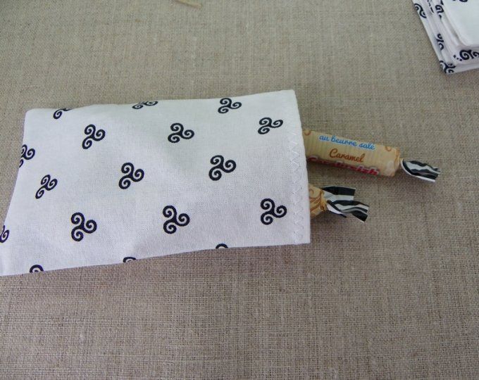 pochon en tissu thème bretagne noir blanc triskel