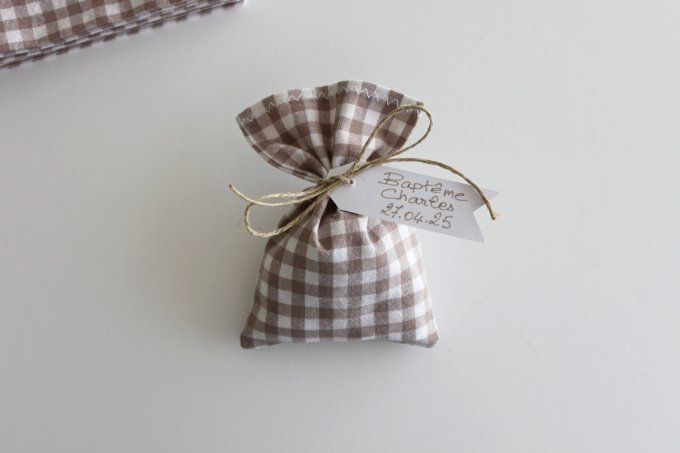 sachet pochon sac dragées  tissu vichy taupe baptême