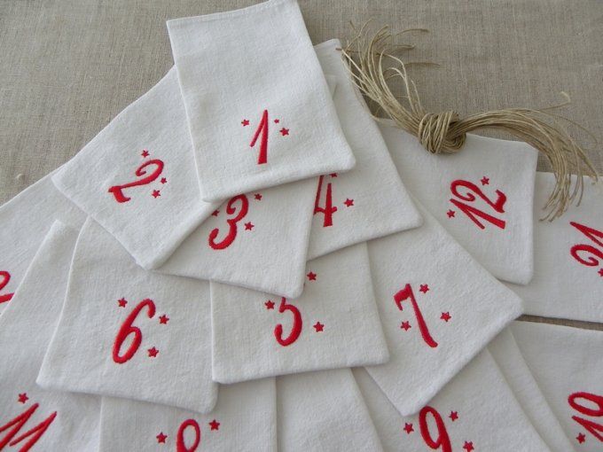 Calendrier de l'avent 24 grands pochons blanc broderie rouge