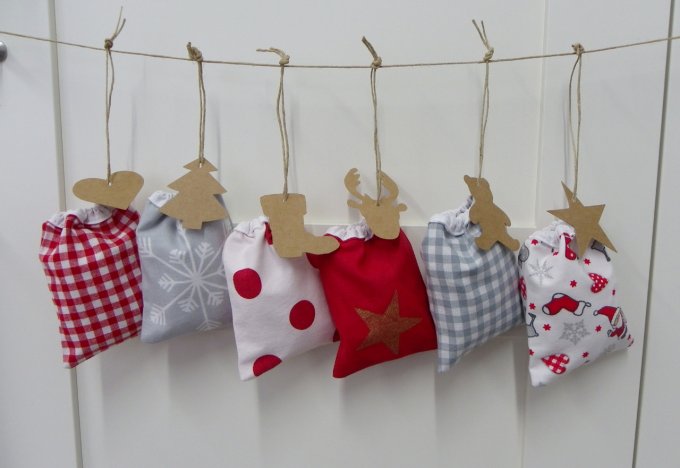 5 petits sacs cadeau invités Noël rouge blanc gris