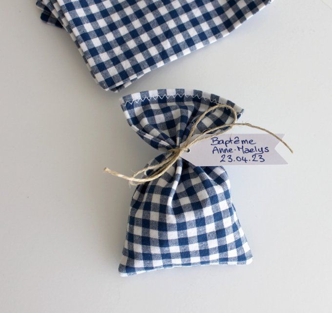 sachet pochon à dragées tissu vichy bleu marine baptême