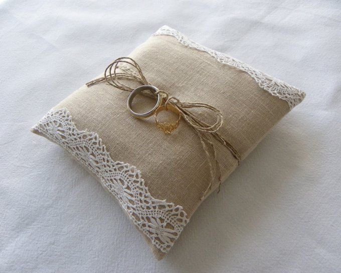 Coussin d'alliances mariage bohème lin jute chanvre naturel ficelle dentelle ancienne au fuseau