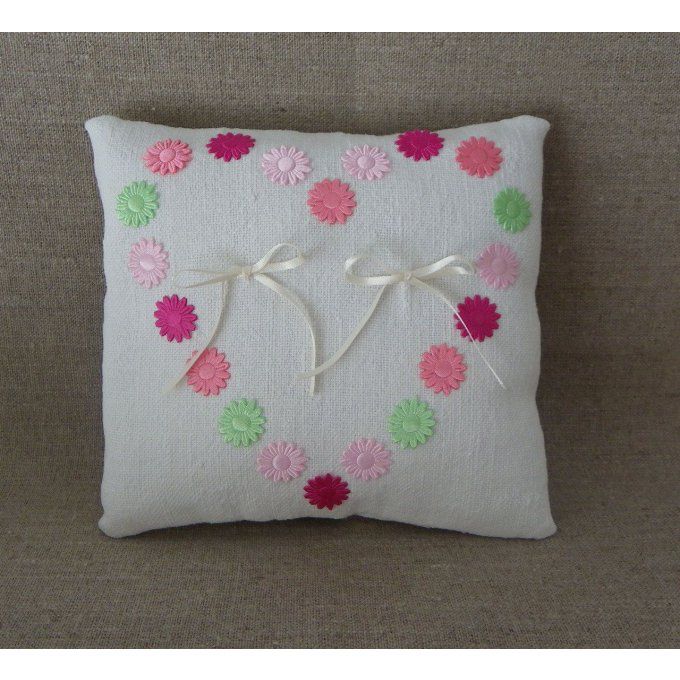 Coussin d'alliances en linge ancien blanc coeur fleurs 