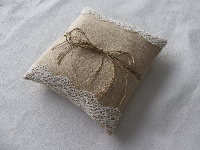 Coussin d'alliances mariage bohème lin jute chanvre naturel ficelle dentelle ancienne au fuseau