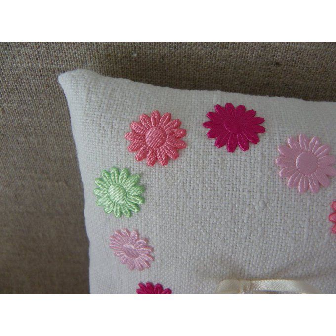 Coussin d'alliances en linge ancien blanc coeur fleurs 