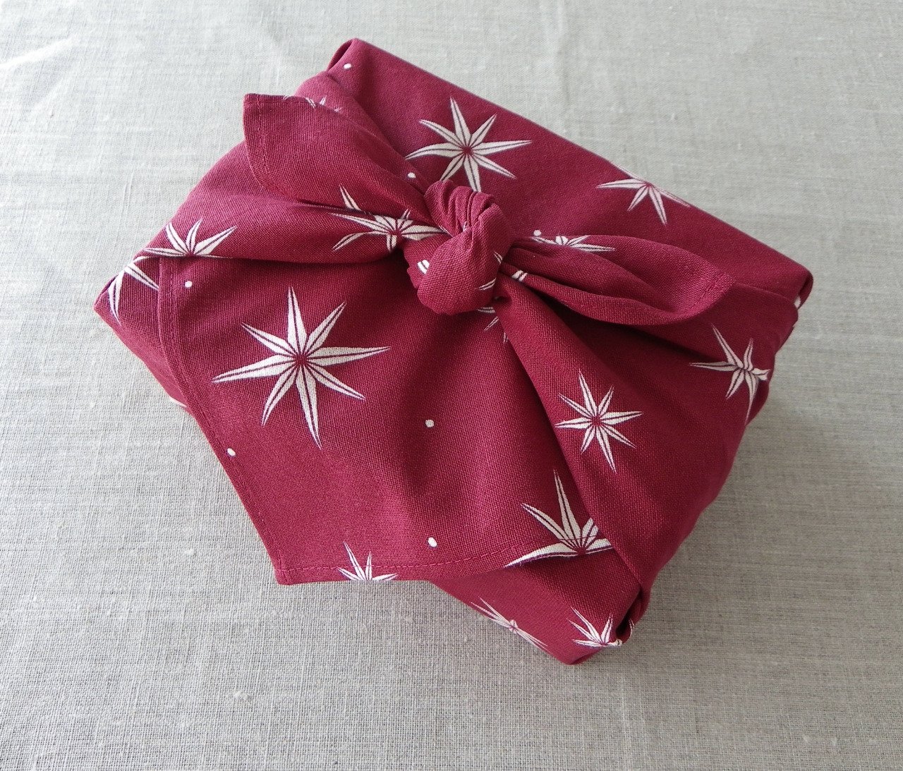 Furoshiki emballage cadeau lavable réutilisable rouge foncé bordeaux blanc étoiles tissu recyclé
