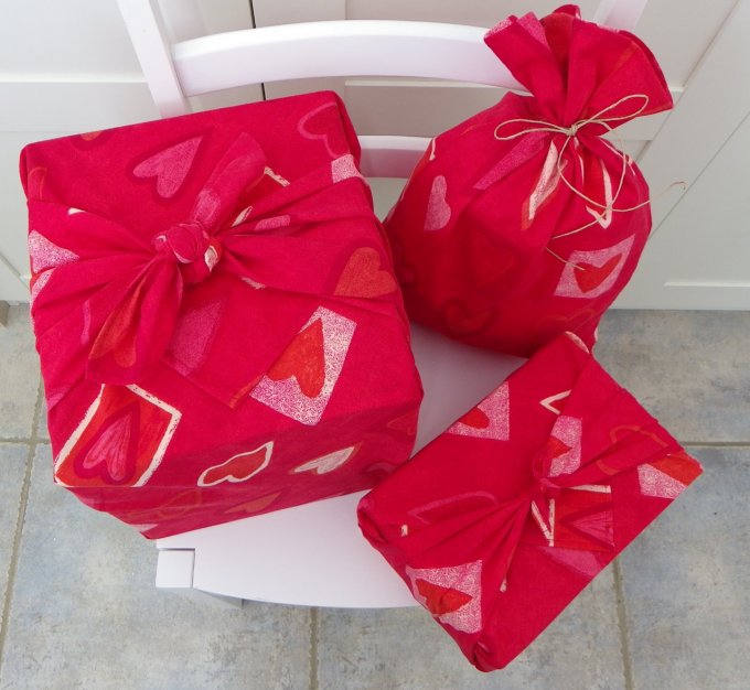 Pochon pochette furoshiki emballage cadeau lavable Noël rouge écru rose tissu recyclé upcyclé
