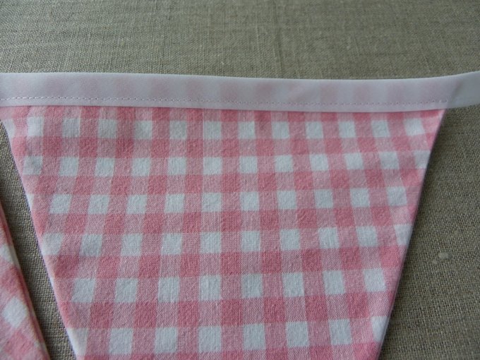 Guirlande de 6 fanions en tissu coton recyclé upcyclé carreaux vichy rose et blanc fille