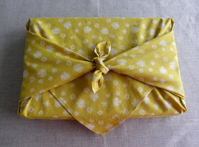 furoshiki emballage cadeau réutilisable jaune moutarde fleurs oeko tex 65x65 cm 