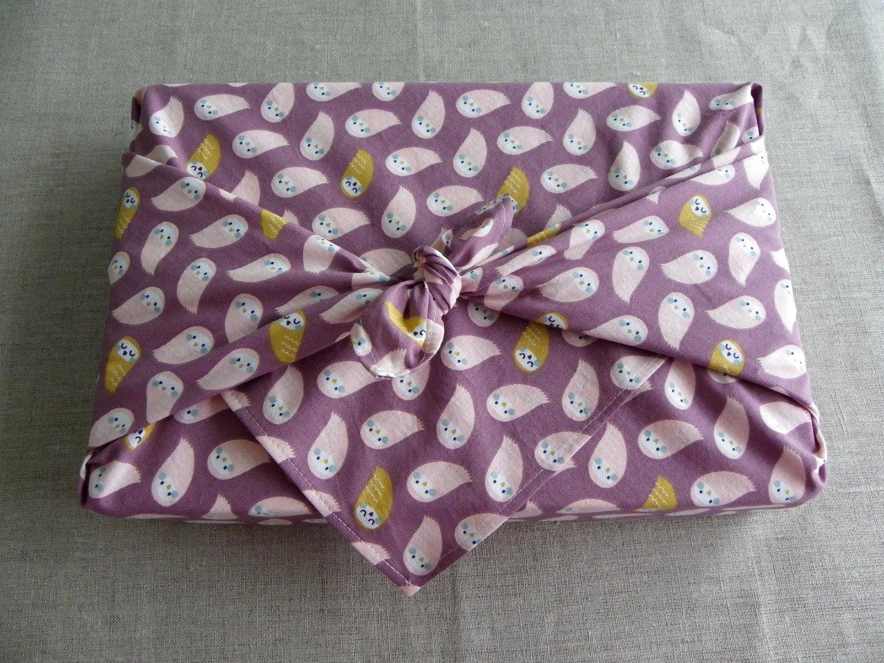 furoshiki emballage cadeau réutilisable mauve rose moutarde petites chouettes oeko tex 70x70 cm