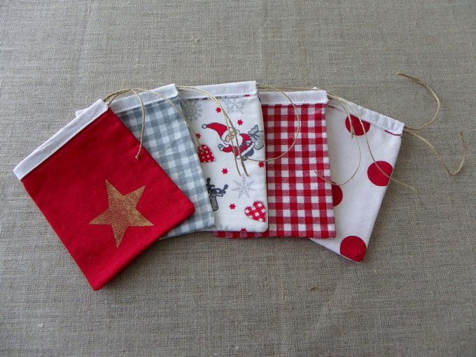 5 petits sacs cadeau invités Noël rouge blanc gris