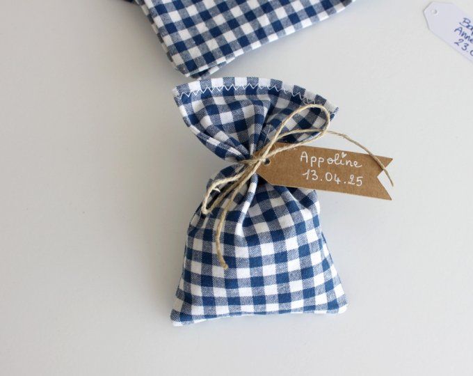 sachet pochon à dragées tissu vichy bleu marine baptême