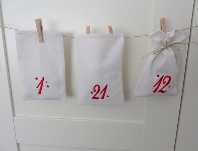 Calendrier de l'avent 24 grands pochons blanc broderie rouge