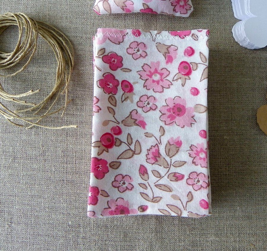 pochon sac dragée fleurs rose taupe blanc tissu surcyclé - Lilizigzag
