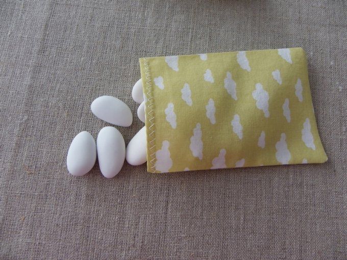 sachet dragées jaune moutarde pâle nuages