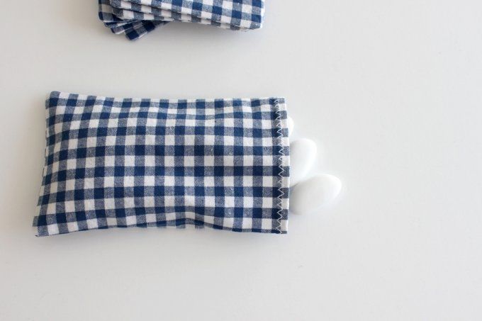 sachet pochon à dragées tissu vichy bleu marine baptême